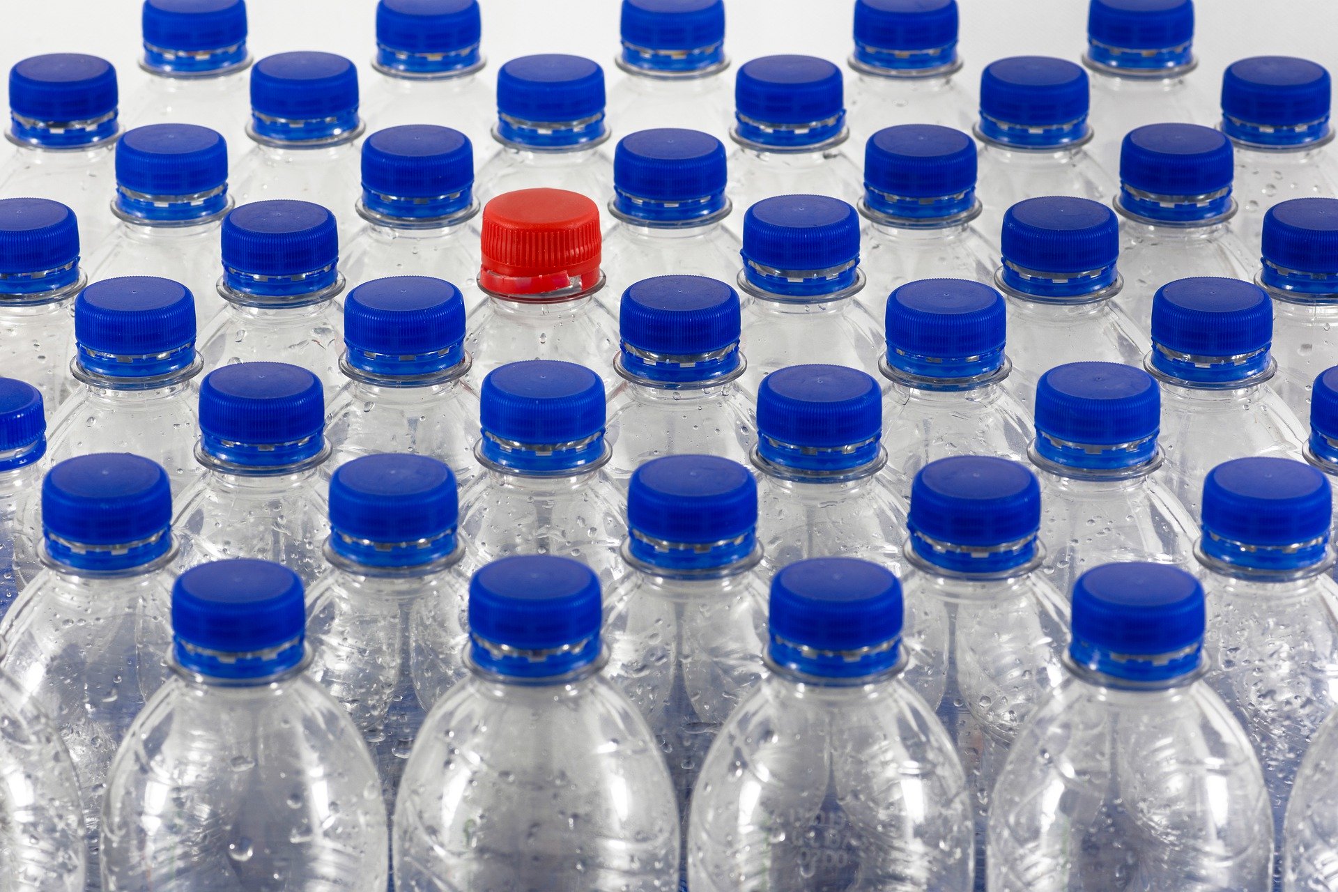 Bebiendo agua del grifo una persona puede consumir hasta 1,769 partículas de plástico