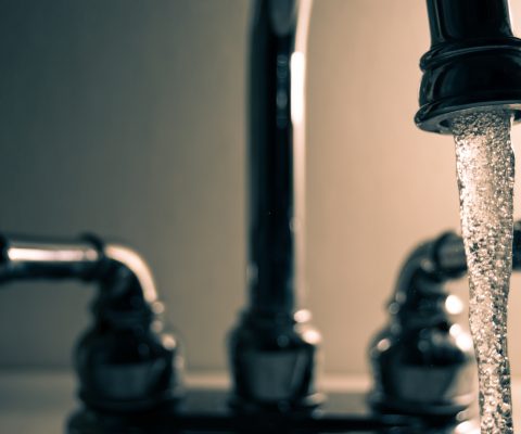 ¿Bebemos agua contaminada en nuestro día a día?