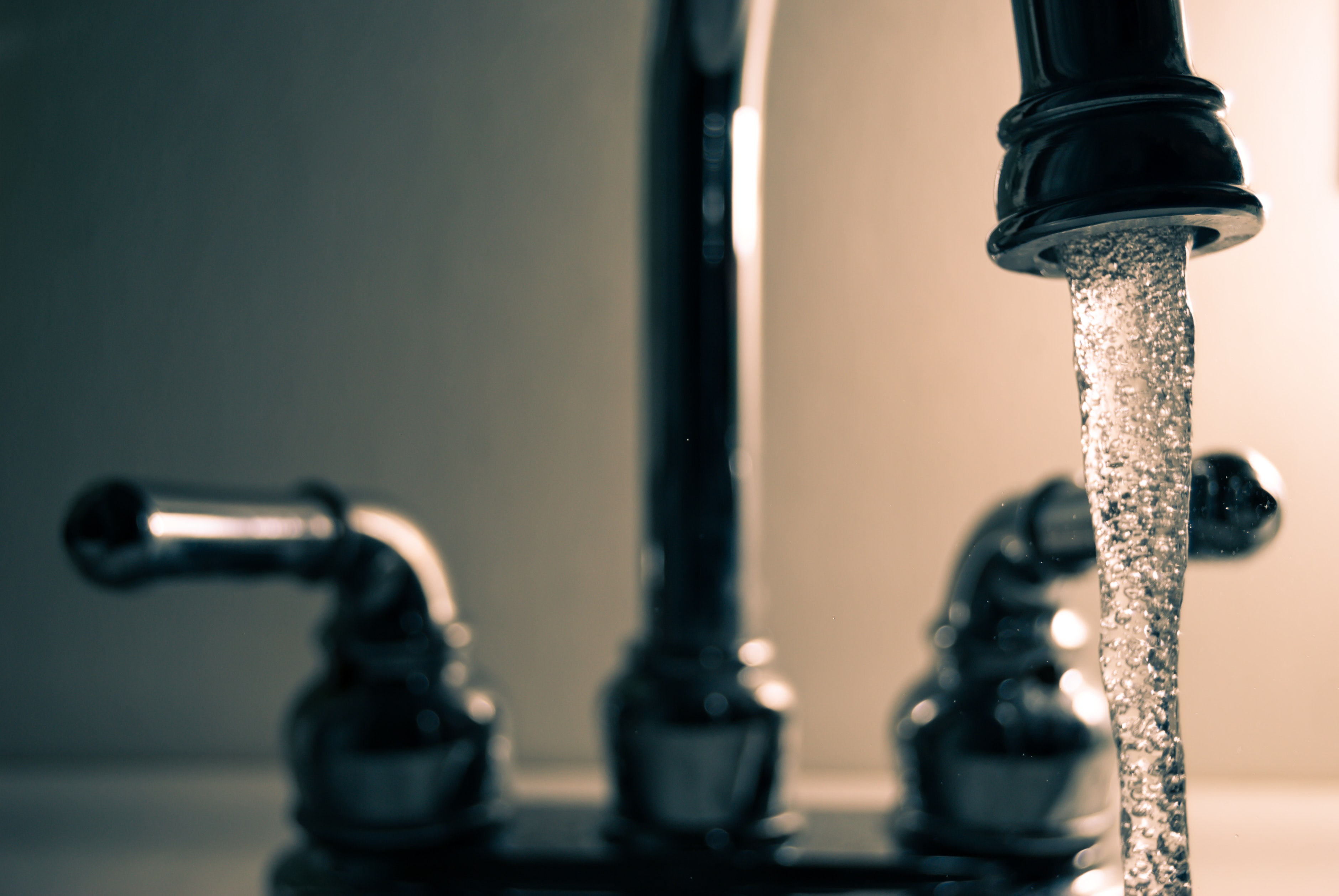 ¿Bebemos agua contaminada en nuestro día a día?